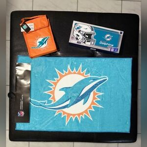NWT NFL BUNDLE MIAMI DOLPHINS, DOOR MAT, LED LIGHT BOX AND LUNCH BAG.